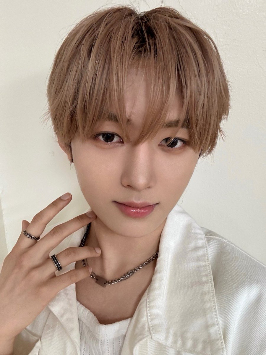 noueraglobal's tweet image. [📸] 251002 B.STAGE UPDATE | #LIN

I feel like I regain a lot of energy when I space out these days, so I recommend it to NovA!
Let's space out together~ ㅋㅋㅋ🫨

🔗 nouera-official.com

#NouerA #누에라 #ヌエラ #린