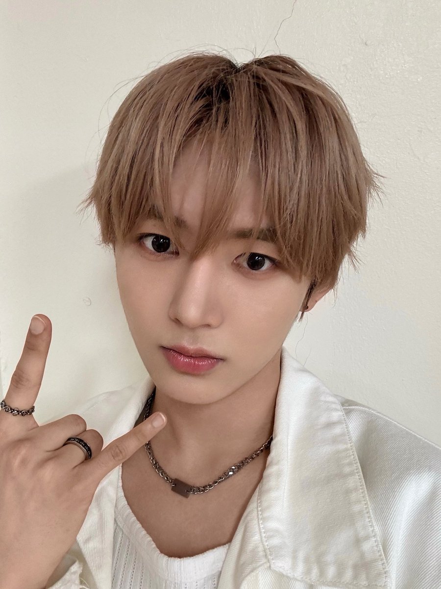 noueraglobal's tweet image. [📸] 251002 B.STAGE UPDATE | #LIN

I feel like I regain a lot of energy when I space out these days, so I recommend it to NovA!
Let's space out together~ ㅋㅋㅋ🫨

🔗 nouera-official.com

#NouerA #누에라 #ヌエラ #린