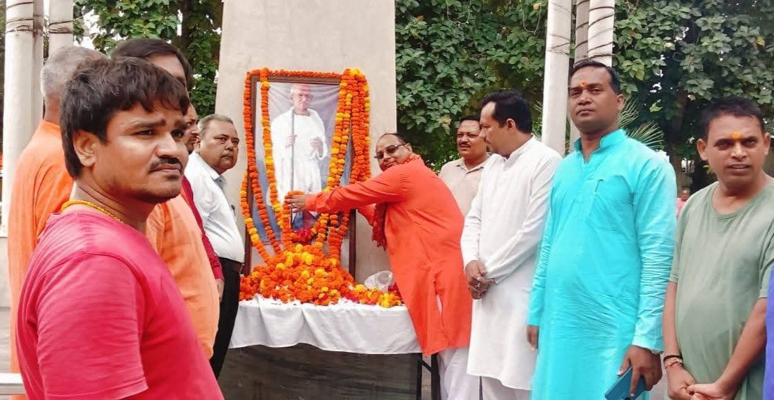 ramgopal09's tweet photo. आज 2 अक्टूबर गांधी जयंती के पावन अवसर पर भारतीय जनता पार्टी के कार्यकर्ताओं द्वारा गांधी पार्क स्थित बापूजी के प्रतिमा व पूर्व प्रधानमंत्री भारत रत्न श्री लाल बहादुर शास्त्री पर श्रद्धा सुमन अर्पित किया गया। https://t.co/BIzFOgOSt7