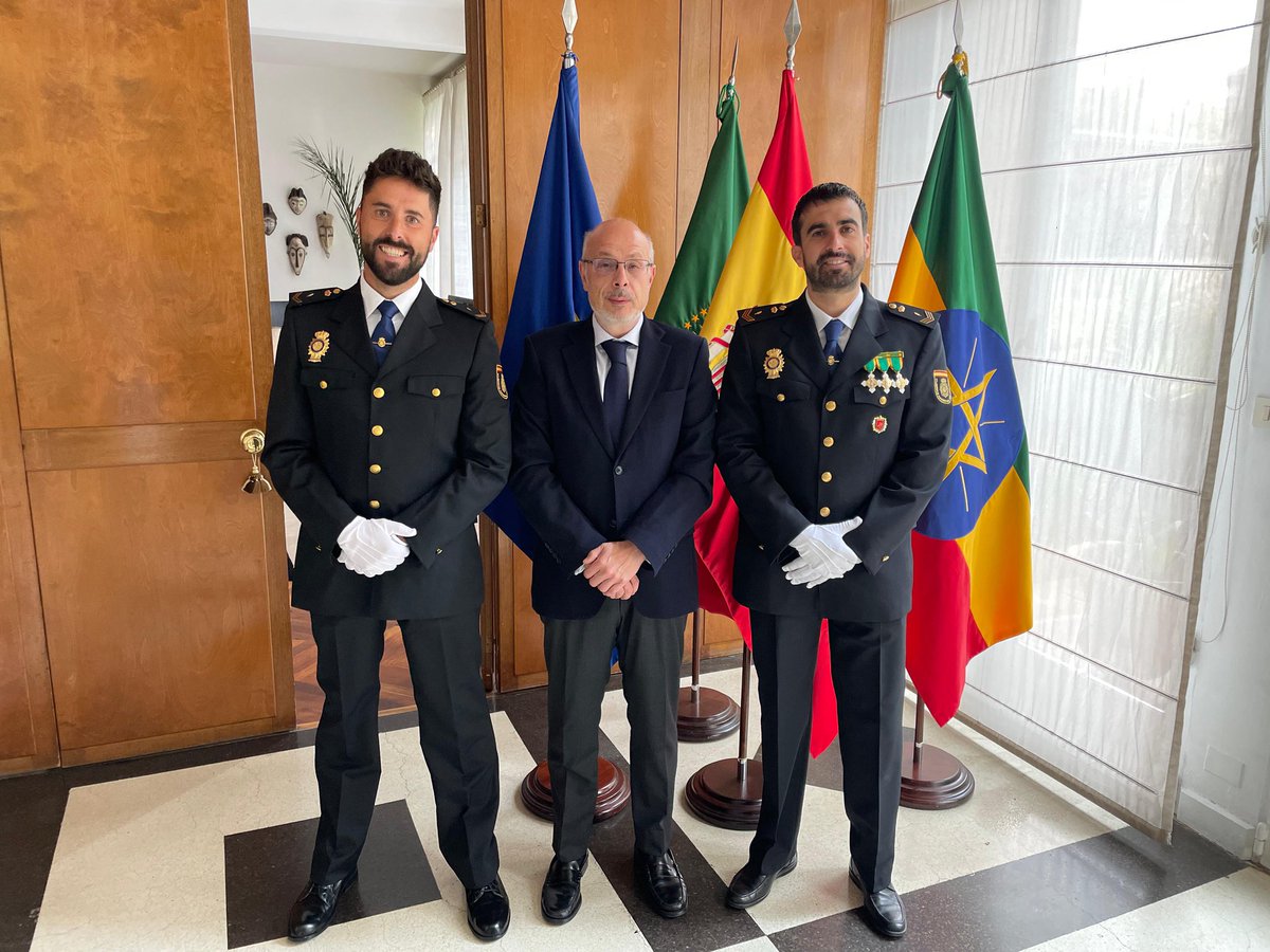 Hoy 2 de octubre celebramos el día de los Ángeles Custodios Patrón de la Policía Nacional en la Embajada de España 🇪🇸 en Etiopía con nuestro agradecimiento por su servicio, dignidad, entrega y lealtad. 
<a href="/policia/">Policía Nacional</a> 
<a href="/MAECgob/">Ministerio de Asuntos Exteriores, UE y Cooperación</a> 
<a href="/interiorgob/">Ministerio del Interior</a>