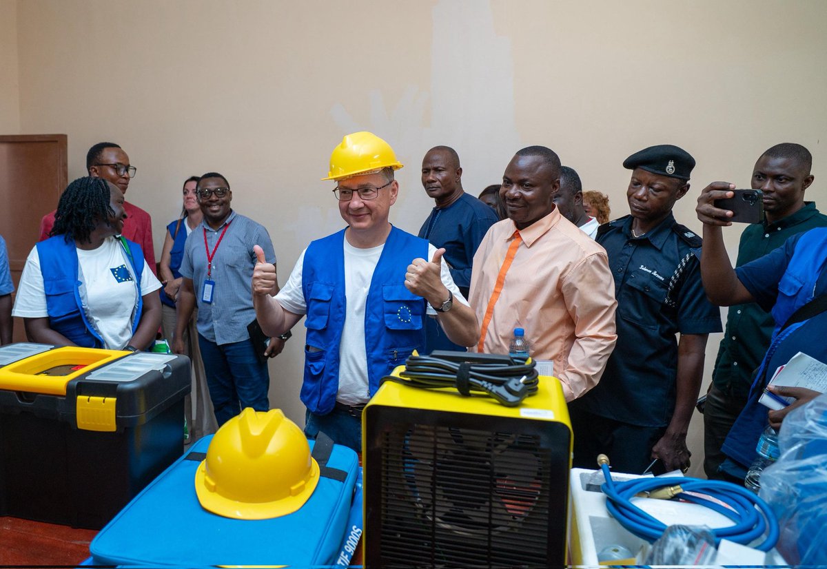 EUinSierraLeone's tweet photo. ๐ ๏ธ #EUBusTour2025 visited #GTI in Kono โ now a modern #TVET hub, co-funded by the #EU & @BMZ_Bund in partnership with #MTHE.
๐ Dual Apprenticeship model
๐ Training in Auto, HVAC, ICT & Hospitality
๐ผ 7,500+ youth trained & placed
๐๏ธ New workshops, dorms, water & power. https://t.co/qPQUeKqtfv