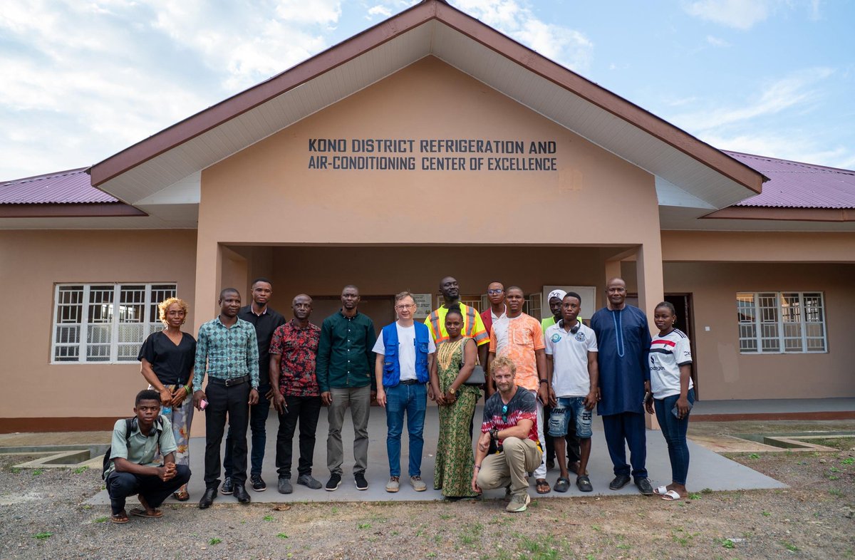 EUinSierraLeone's tweet photo. ๐ ๏ธ #EUBusTour2025 visited #GTI in Kono โ now a modern #TVET hub, co-funded by the #EU & @BMZ_Bund in partnership with #MTHE.
๐ Dual Apprenticeship model
๐ Training in Auto, HVAC, ICT & Hospitality
๐ผ 7,500+ youth trained & placed
๐๏ธ New workshops, dorms, water & power. https://t.co/qPQUeKqtfv