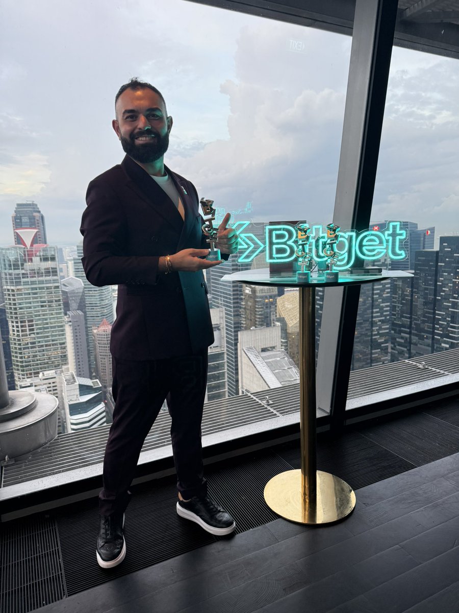 usithetalk's tweet image. ✨ #TOKEN2049 may be officially wrapped, but the grand finale is still ahead… 🎉
Get ready for Bitget’s Signature Party &amp;amp; Smart Awards! 🏆💃🕺🏻
⚡️Gear up to 7 and let’s go all out one more time! 🚀🔥

#BitgetTurns7  @bitgetglobal