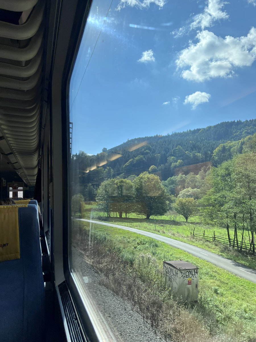 La bouteille d’eau offerte et la fleur fraîche dans les toilettes j’étais pas prêt. 
La République tchèque est clairement sur d’autres standards. 

En France <a href="/SNCFVoyageurs/">SNCF Voyageurs</a> abuse tellement de son quasi-monopole.