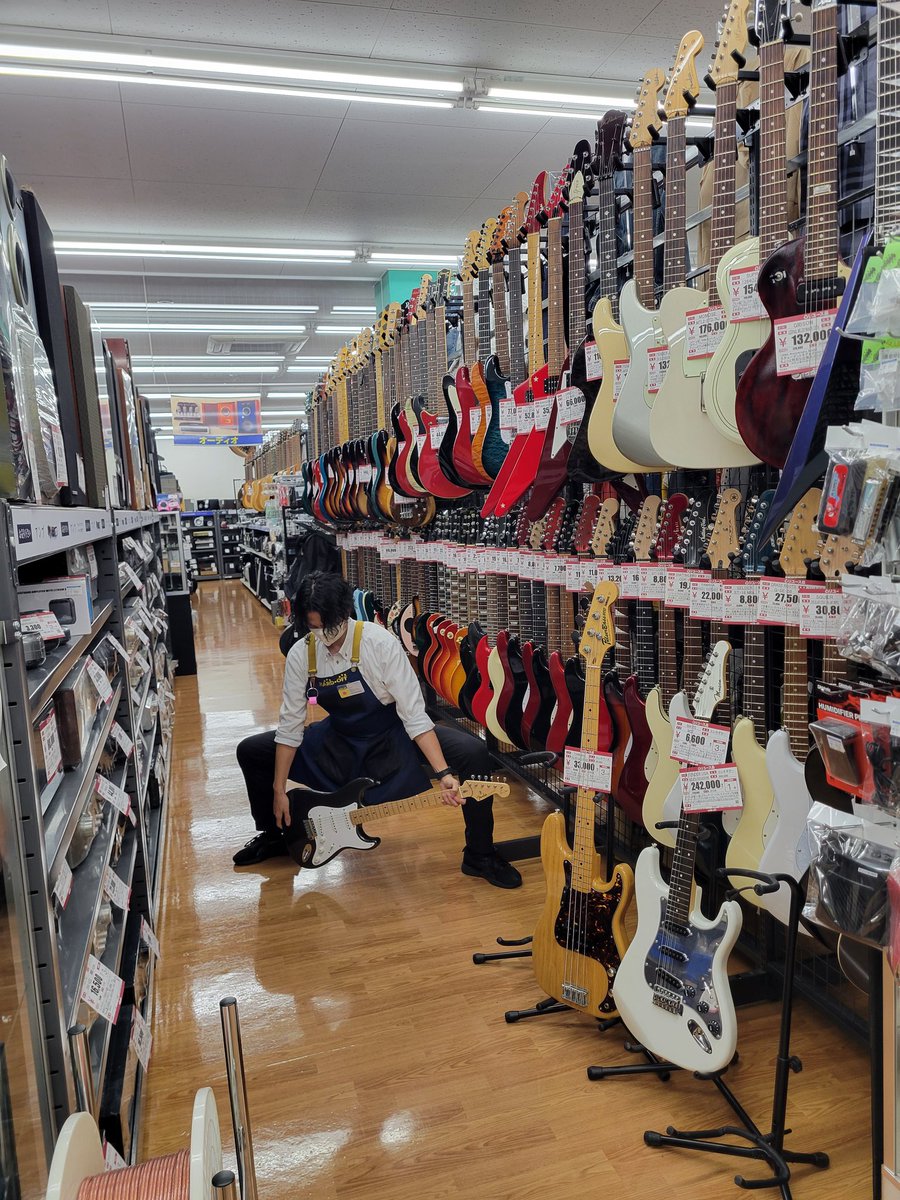 9XYkX1ggd2wSNWd's tweet image. はーいこんにちは🙋‍♂️店長です☝
質問でギターの持ち方を教えてくださいとよく言われるので特別にお教えします。刮目せよ‼️
一般的なエレキギターはこう！
変形ギターはこう！！
アコギはこう！！！
ウクレレはこう！！！！
わかった？
#ハードオフ #ギター #初心者向け #伝授 #店長 #本当の持ち方