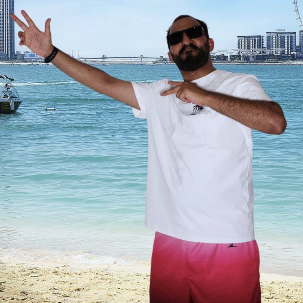 alomri_raed's tweet image. اغسل قلبك قبل جسدك، 
وابتسم، وتناسى الأوجاع، 
  فالدنيا فانية وعسى الغد أجمل 🌸💫"