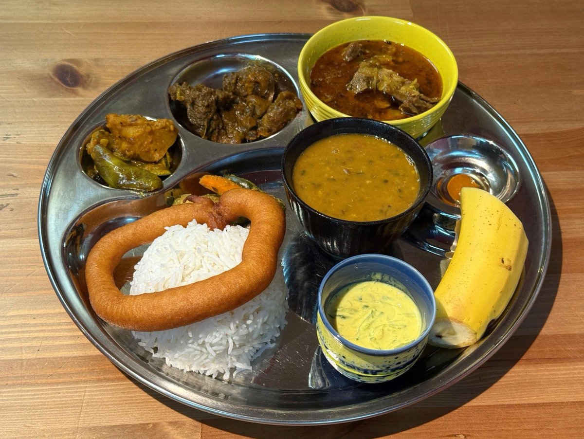 barnowl727's tweet image. barn-owl.net/dashain-specia…

ネパールのお祭り #ダサイン #Dashain (Dasain) のビジャヤダサミ Vijaya Dashami にあわせて、「ネパール食堂 #バルピパル BARPIPAL」さんで、沖縄産の山羊肉を使った『祭りを祝うスペシャルプレート』を用意されました。#ネパール料理 #ダルバート