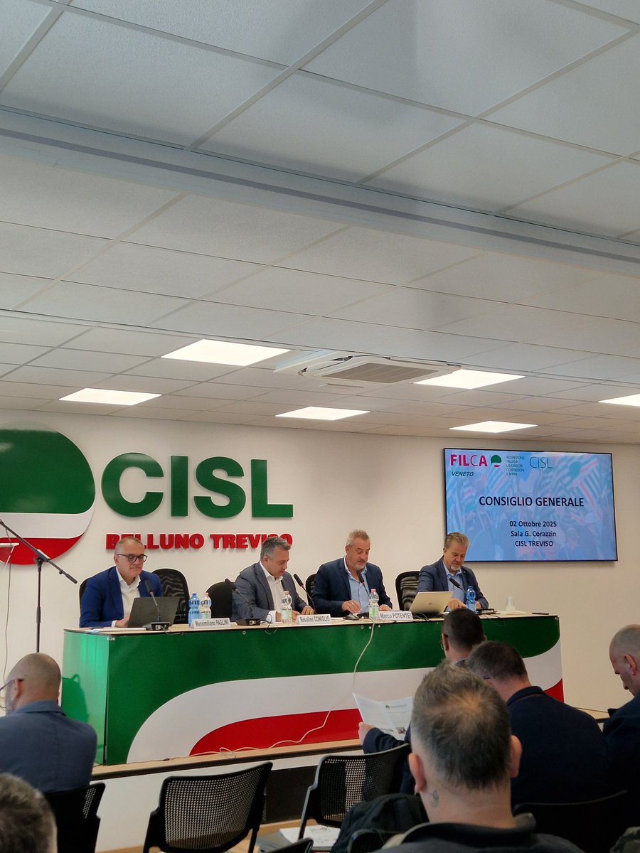 Filcacislpdro's tweet photo. Oggi si è svolto il Consiglio Generale del Veneto con l'elezione dei nuovi componenti di Segreteria Michela Benati e Roberto Martini che si uniscono al Segretario Generale Marco Potente a cui facciamo le nostre congratulazioni e auguriamo un buon lavoro. https://t.co/oEO87pTAQq
