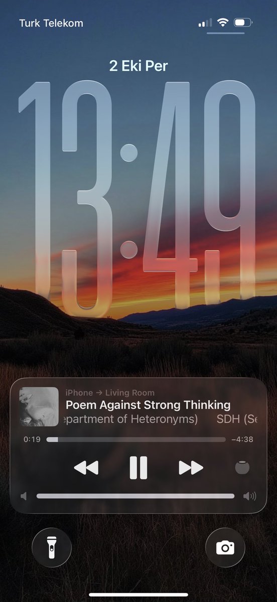 telefonun kilit ekranı çok güzel görünüyor diye insan keyiflenir mi ya? evet, oluyormuş. 

😌🙆🏻‍♀️