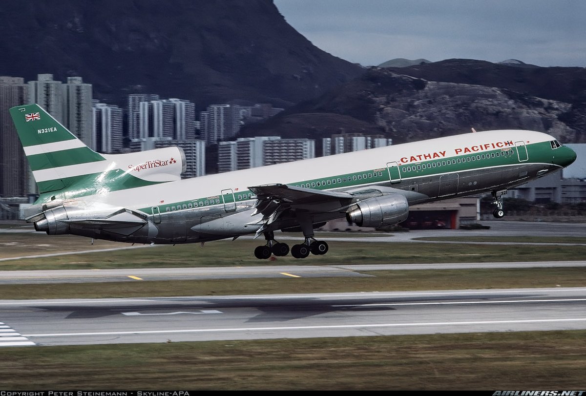 n194at's tweet image. Cathay Pacific 
Lockheed L1011-1 N321EA
HKG/VHHH Hong Kong Kai Tak (closed)
October 6, 1985
Photo credit Peter Steinemann 
#AvGeek #Aviation #Airline #AvGeeks #Lockheed #L1011 #TriStar #CathayPacific #HKG #HongKong