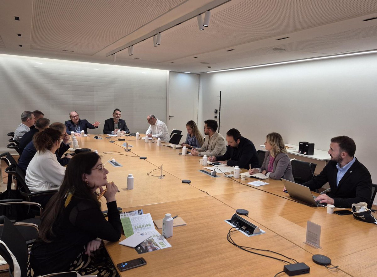 📸El president d’#FGC, <a href="/carlosruiztwitt/">Carles Ruiz Novella /❤️</a>, i el director de Planificació Estratègica i ASG d’#FGC, <a href="/CCEsplugas/">Carles Casas Esplugas</a>, han rebut avui a membres del Ministeri de Transports i Infraestructures de Turquia interessats a conèixer el model de gestió de la xarxa de transports de #Ferrocarrils