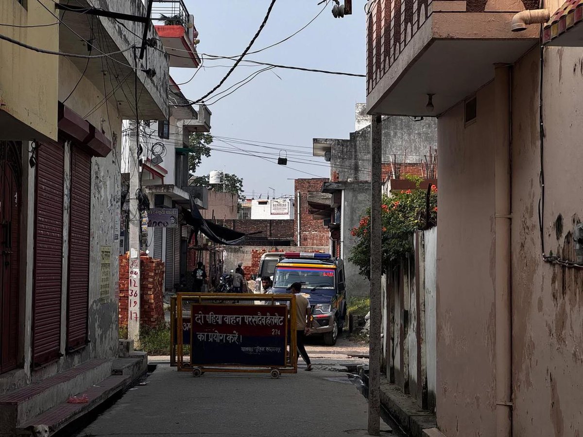 बरेली में हुए अन्याय के खिलाफ पीड़ित लोगों से आज 02/10/2025 मुलाकात करने जा रहे थे माननीय राष्ट्रीय अध्यक्ष चंद्रशेखर आजाद सांसद लोकसभा नगीना को उनके घर पर ही भारी पुलिस पुलिस बल के साथ डिटेन किया। <a href="/BhimArmyChief/">Chandra Shekhar Aazad</a> <a href="/VinayRatanSingh/">Vinay Ratan Singh</a> <a href="/SunilChittodASP/">Sunil Kumar Chittod</a>