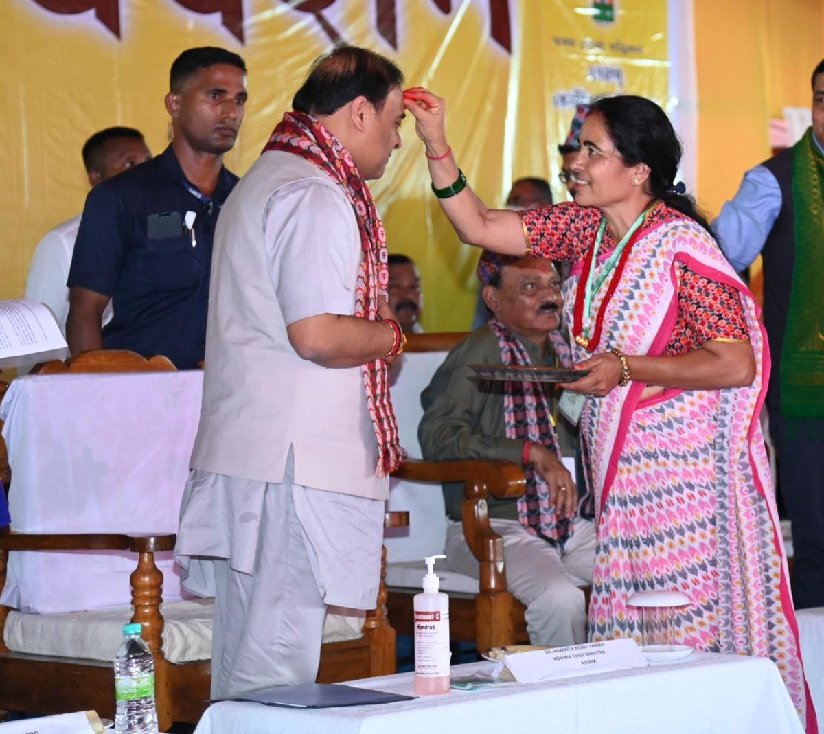 himantabiswa's tweet image. Wishing everyone a Happy #Dashain!

May each Tika bind us together in devotion and tradition and fill our hearts with joy. May Maa Durga's blessings be upon all on this auspicious occasion.