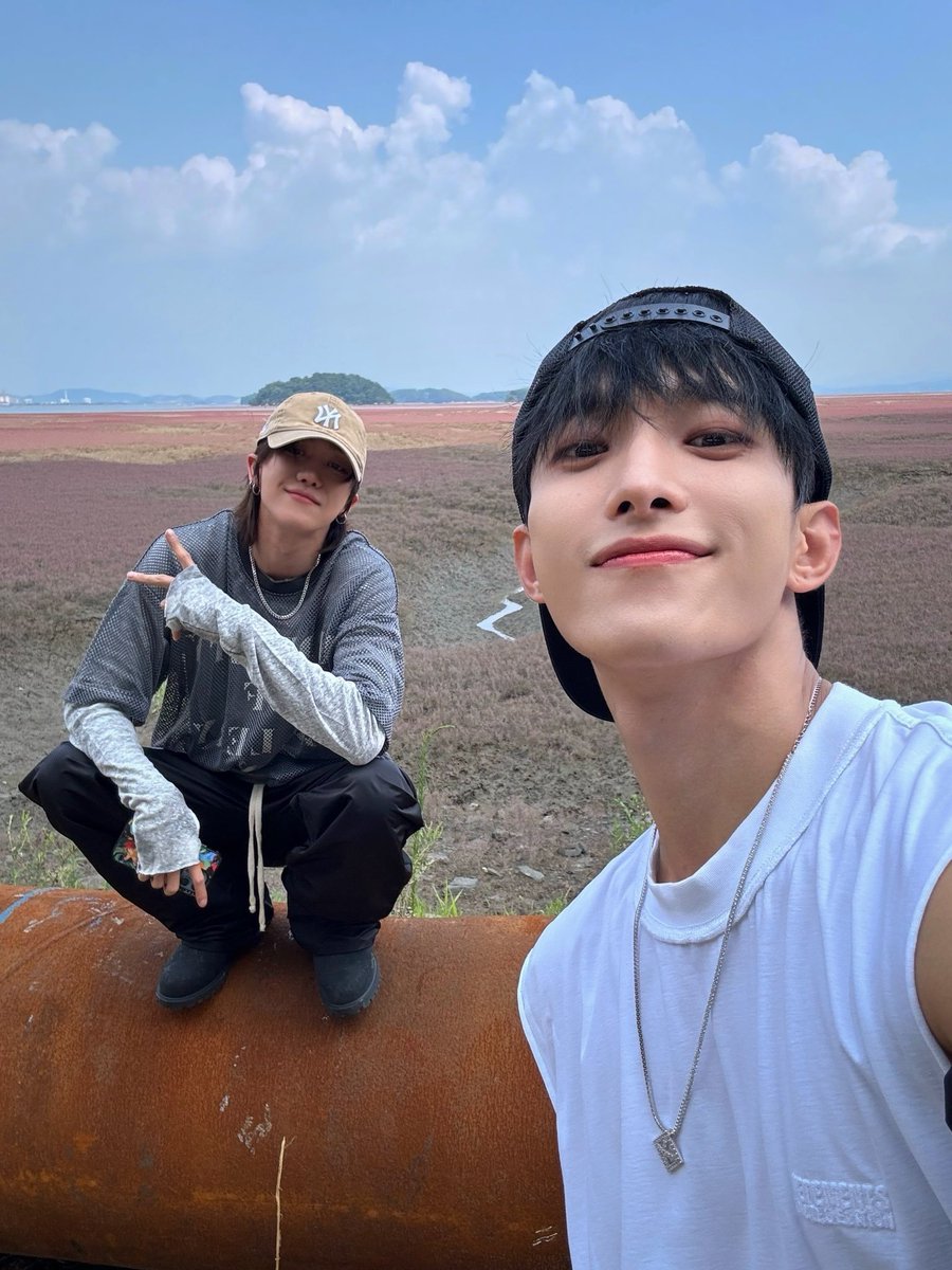 xurminghao_o's tweet photo. My official entry for #FromAT97 Selca Day October edition, featuring a special guest who clearly steals the spotlight. https://t.co/l1zdW7nGoh