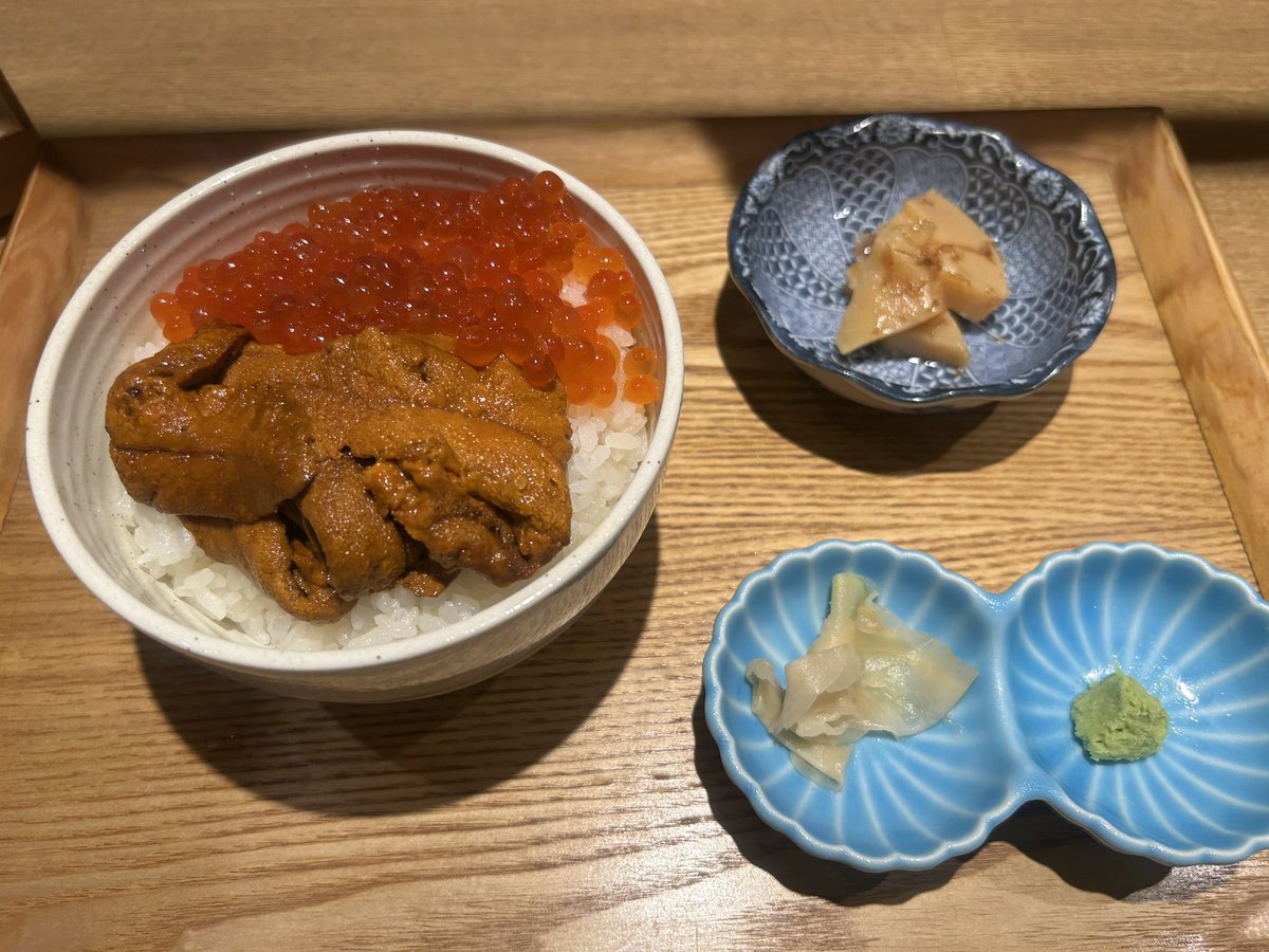 tamaaaata's tweet photo. なるべく情報を入れずに観に行ったら凄すぎて楽しすぎて最高でした！！！
これが令和のミュージカルか！！！！！
想像をはるかに超えました✨
抽選だったからとれないかもと思って今月もう1日買ってたのも当たったのでもう一回行く✨✨
お昼はみこ食堂のうにいくら丼！美味しかった！！ https://t.co/Br1yp787kM
