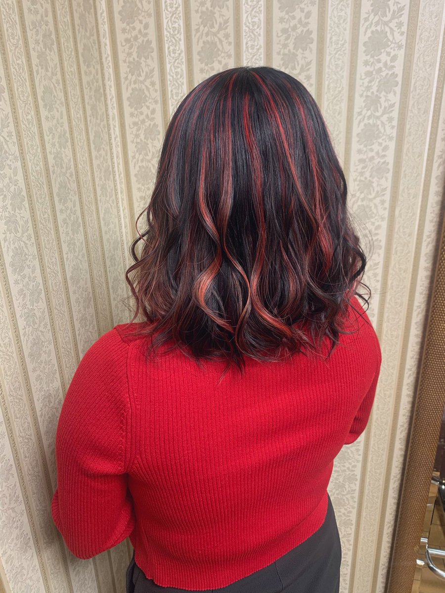 🎃ヘアスタイル紹介🎃

赤みオレンジハイライト

全体的にカラーハイライトを入れオンカラーさせていただき、結べるぐらいまでカットさせていただきましたありがとうございます☺️