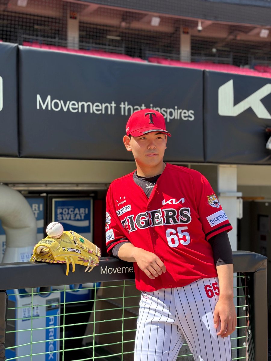 DUGOUTMAGAZINE's tweet photo. 아~ 드디어 내가 필승조!!😁
…라는 생각은 안 하는데요?💢

니가 왜 거기서 나와~🎶 입단 2년 차, 제로탁이 무사히 데뷔 첫 시즌을 마치고 덕매에 등장했습니다!🐯
챔피언스필드 주차장에서 꿈만 꾸던 드림카를 무려 두 대나(!!) 봤다던데, 과연 KIA 차량이었을까요? 🚘
성영탁과 즐거웠던 가을날의 만남을 175호에서 만나 보세요✨

***
💌 175호(25년 11월 호) 예약 판매

2025. 10. 17. (금) 12:00 OPEN
대단한미디어 네이버 스마트스토어
***

#더그아웃매거진 #175호
#KIA타이거즈 #성영탁
