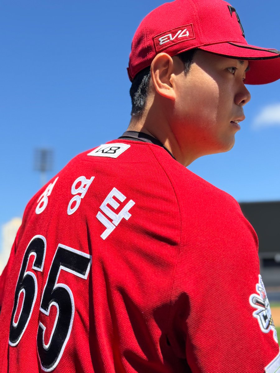 DUGOUTMAGAZINE's tweet photo. 아~ 드디어 내가 필승조!!😁
…라는 생각은 안 하는데요?💢

니가 왜 거기서 나와~🎶 입단 2년 차, 제로탁이 무사히 데뷔 첫 시즌을 마치고 덕매에 등장했습니다!🐯
챔피언스필드 주차장에서 꿈만 꾸던 드림카를 무려 두 대나(!!) 봤다던데, 과연 KIA 차량이었을까요? 🚘
성영탁과 즐거웠던 가을날의 만남을 175호에서 만나 보세요✨

***
💌 175호(25년 11월 호) 예약 판매

2025. 10. 17. (금) 12:00 OPEN
대단한미디어 네이버 스마트스토어
***

#더그아웃매거진 #175호
#KIA타이거즈 #성영탁