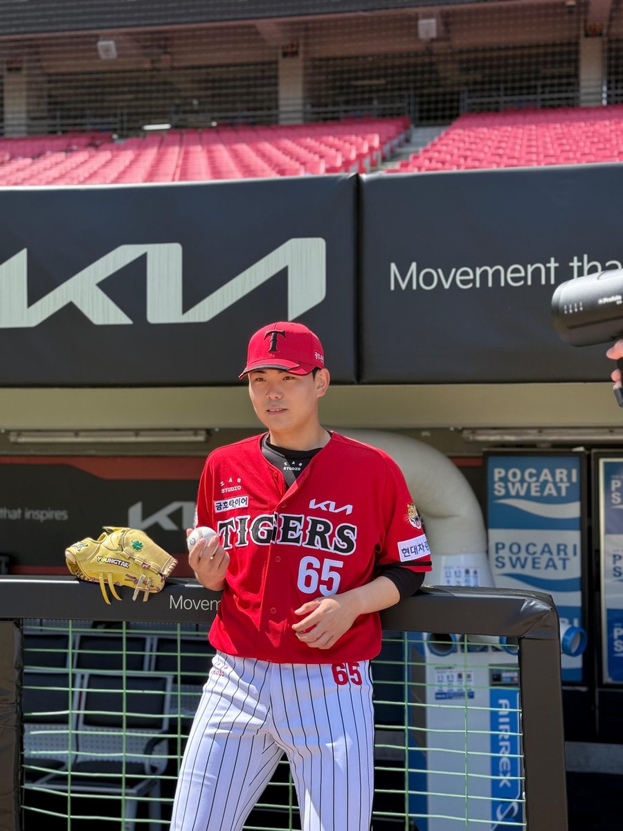 아~ 드디어 내가 필승조!!😁
…라는 생각은 안 하는데요?💢

니가 왜 거기서 나와~🎶 입단 2년 차, 제로탁이 무사히 데뷔 첫 시즌을 마치고 덕매에 등장했습니다!🐯
챔피언스필드 주차장에서 꿈만 꾸던 드림카를 무려 두 대나(!!) 봤다던데, 과연 KIA 차량이었을까요? 🚘
성영탁과 즐거웠던 가을날의