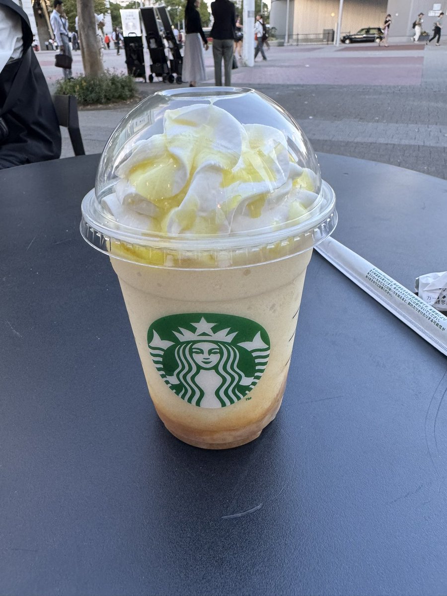 コンサート前の時間潰し、初めて洋なし生キャラメルフラペチーノを飲んでみた、甘党にはちょうど良いかも