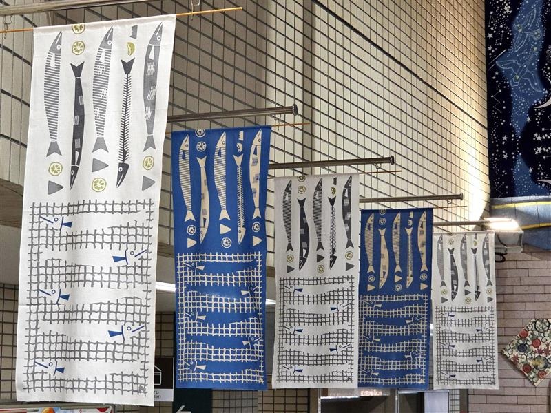 nakakucho_sakai's tweet image. ／
10月の #注染 「さんまとすだち」
＼
10月は #さんま とすだちが描かれた注染を中区役所1階エントランスホールに飾っています。脂の乗ったさんまを焼き、すだちを絞ってさっぱりといただくのは秋の定番です😊
ご来庁の際はぜひご覧ください✨

これまでの展示↓
city.sakai.lg.jp/naka/torikumi/…
#中区魅力