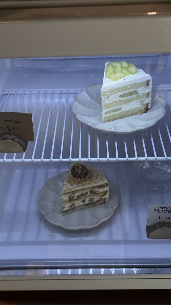 forforest_'s tweet photo. 제일 사랑하는 카페에 마롱 케이크가 나왔고, 맛있다는 소문이 자자했고, 오늘의 마지막 피스를 내가 얻었고, 진짜 정말 맛있었고, 베이커리 수��� 체크 중인 사장님. (뭐 필요한 거 있으세요?) https://t.co/4KiglBaKei