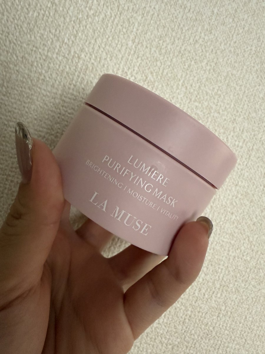 risa0227moons's tweet photo. 最近激務すぎるからご自愛しようと思ってメガ割で買ったLAMUSEのマスクして入浴した🛁

めっっちゃ匂いが良い🥺🍓ハーゲンダッツの苺みたいな香りで思わず舐めそうになった🤣

洗いながした後のお肌もふわふわ💖

よくある泥パック?みたいに硬いテクスチャじゃないから塗りやすいのも良い😎 https://t.co/VE6oQMUFrX
