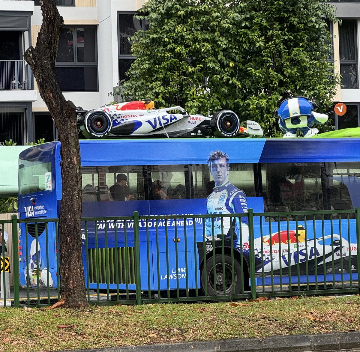 piastrist's tweet photo. omg this bus is insane https://t.co/l0n6lRDzEr
