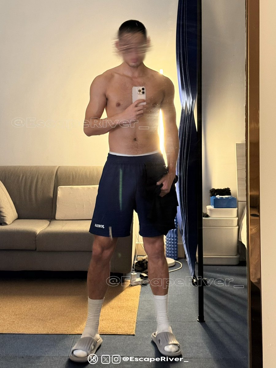 黑皮体育生下训了💤
#体育生 #黑皮体育生 #黑皮男大 #寸头 #白袜男大 #薄肌 #宽肩窄腰