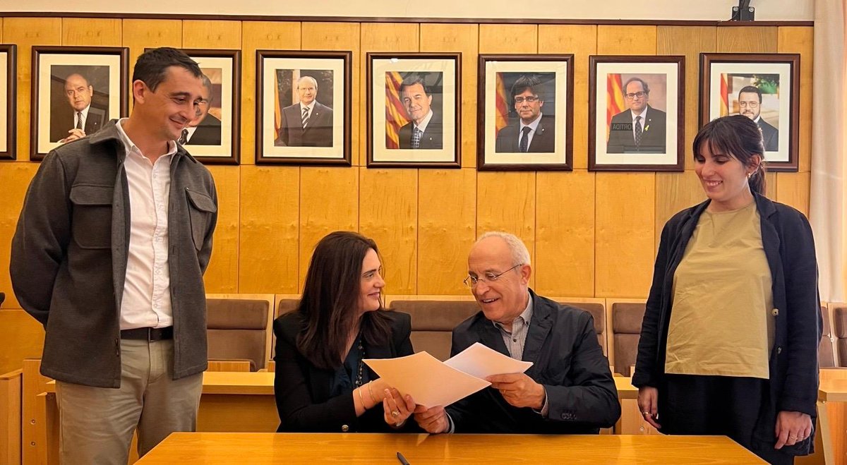Veolia_Cat's tweet photo. 🙋‍♀️🙋‍♂️ Treballem contínuament per millorar l'atenció a la ciutadania i vetllem per garantir els seus drets.

🤝 Signem un conveni amb el defensor del Ciutadà de #Palafrugell per col·laborar i tractar amb celeritat casos de persones en situació de vulnerabilitat. https://t.co/ds7ghYnTSy