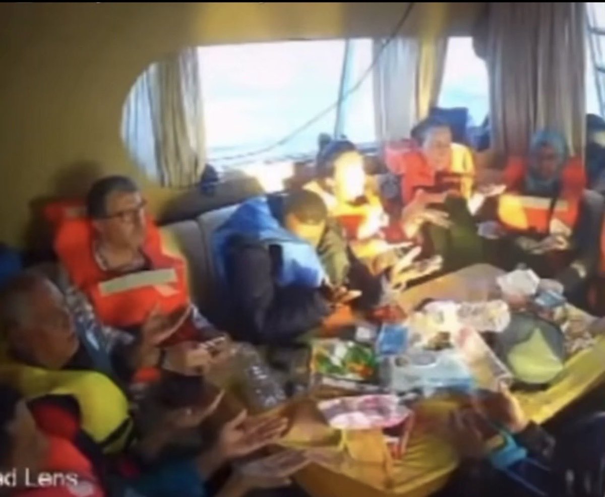 Son ana kadar ellerini kaldırmayan, bize cesaretin, izzetin ve şerefin ne olduğunu öğreten adamdır Muhammed Emin Yıldırım
Alçakların, satılmışların trollerin asla kavrayamayacağı bir biçimde;vakarıyla ve sarsılmaz duruşuyla insanlığın izzetini ayakta tutan âlimdir <a href="/m_eminyildirim/">Muhammed Emin Yıldırım</a>