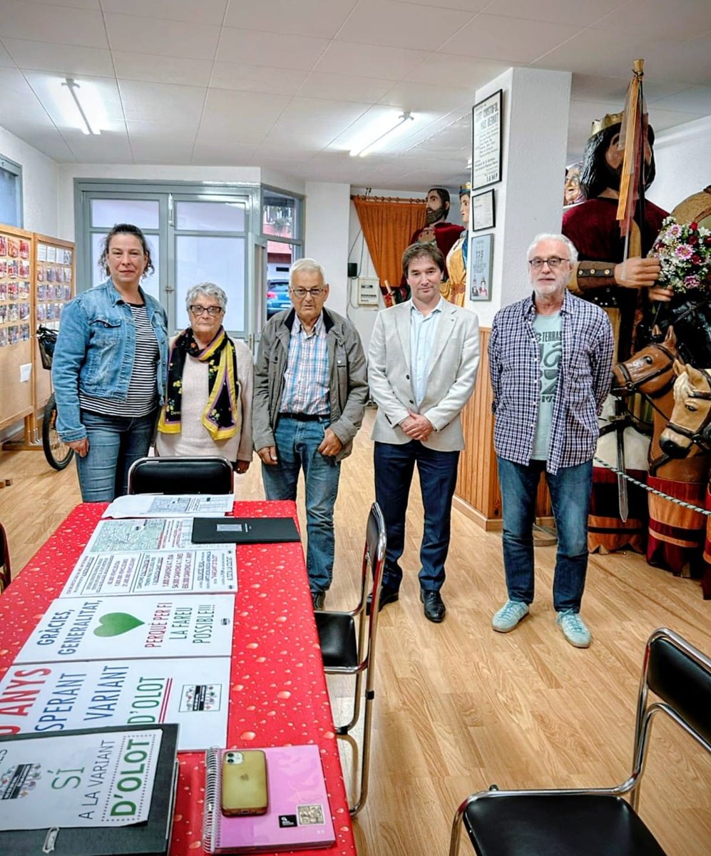 noesunvial's tweet photo. 💬 Xavier Guitart, Delegat @govgirona de la @gencat a Girona s'ha reunit a #Olot amb la Plataforma #Noesunvial al local veïnal del barri de Sant Cristòfor i Masbernat.
➡️ Ens ha transmès tranquil·litat i certesa que el projecte de la #VariantOlot va endavant i amb la cura màxima https://t.co/nl1ZQupMvY