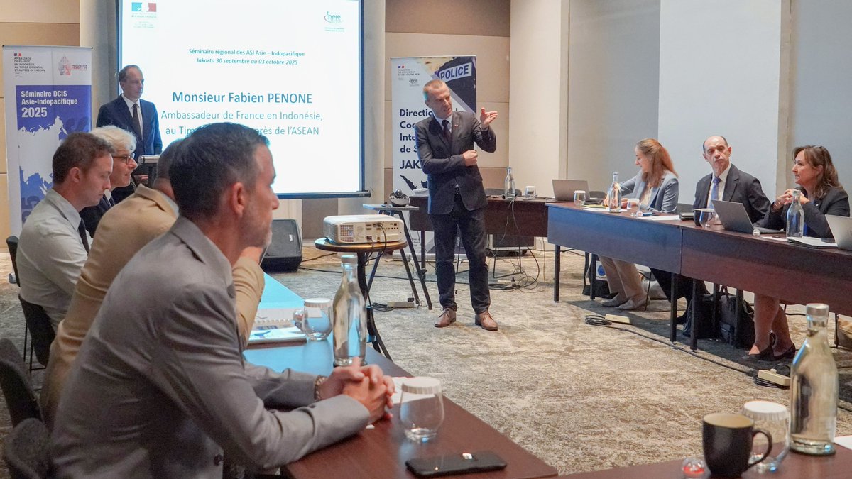 Ouverture, le 30 sept. 2025, par l’Ambassadeur <a href="/FabienPenone/">FabienPenone</a> du séminaire Asie-Indopacifique des attachés de sécurité intérieure (ASI) de la Dir. de la coopération internationale de sécurité #DCIS du <a href="/Interieur_Gouv/">Ministère de l'Intérieur</a>. Echange sur le renforcement des relations entre 🇫🇷, 🇮🇩 &amp; ASEAN.