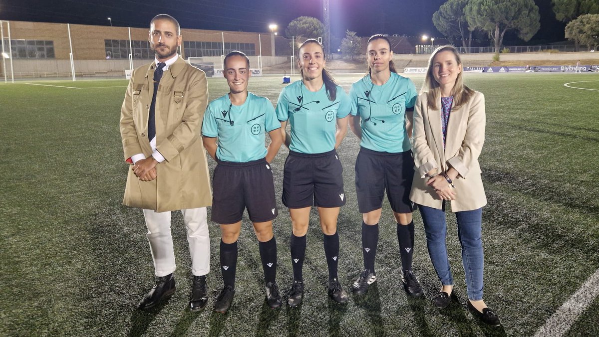RFFM_oficial's tweet photo. El vicepresidente Álvaro Urbina y la directora de Fútbol Femenino de la @rfef, @ReBellver, saludaron a las árbitras del #CAFM, Judith Barcala, Esther López y Carima El Anrrani, que dirigieron anoche 🏆 el partido de #CopadelaReinaIberdrola entre @cff_olympia y @Osasuna_fem. https://t.co/v0QAwfVssw