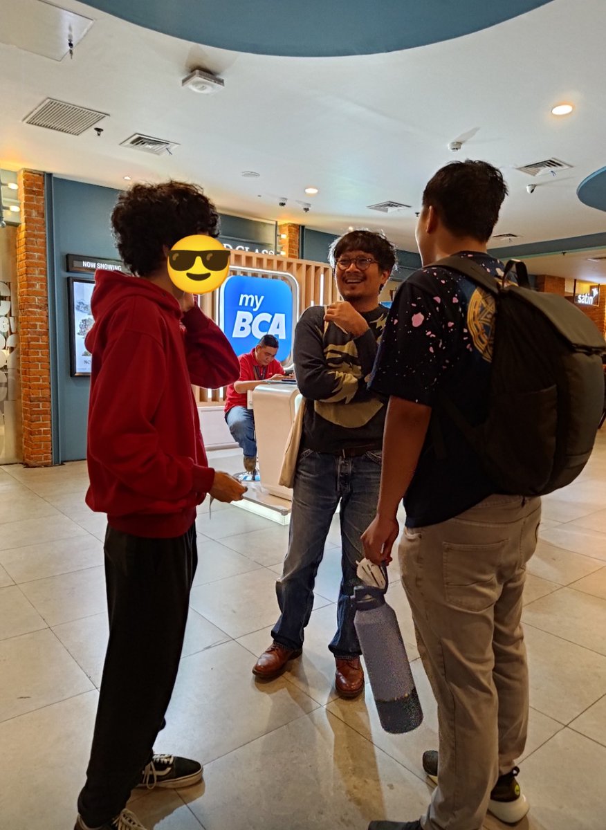 anyarompas's tweet photo. sebuah kejadian nyata.

di sebuah festival film. 

a random guy: "abang @mekitron ya?" 

anya dan @ifahmi langsung melipir. https://t.co/K9KDe8wTNS