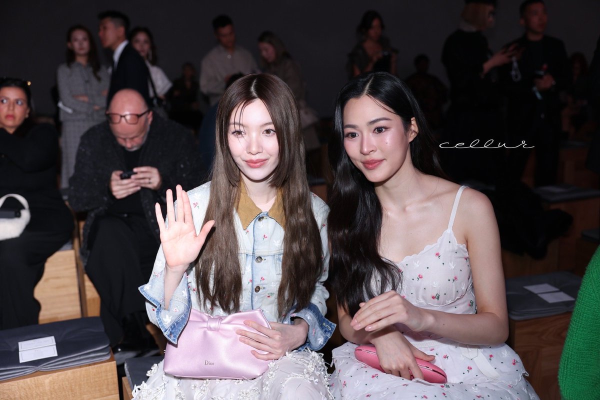 น้องออมคือขาวสะท้อนแฟลชด้วยซ้ำ ขาวมากกกกก

LINGORM AT DIOR PFW26
#LingOrmDiorSS26 
#LingOrm #Dior #DiorSS26 #PFW
