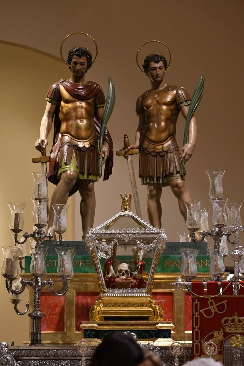 HOY ES JUEVES DEL SEÑOR

Por todos los arjoneros que nos legaron su amor a nuestros Santos...

Padre nuestro...
que estás en el cielo,

Expiraste Jesús, pero tu muerte hizo brotar un manantial de vida para las almas y el océano de tu misericordia inundo todo el mundo.