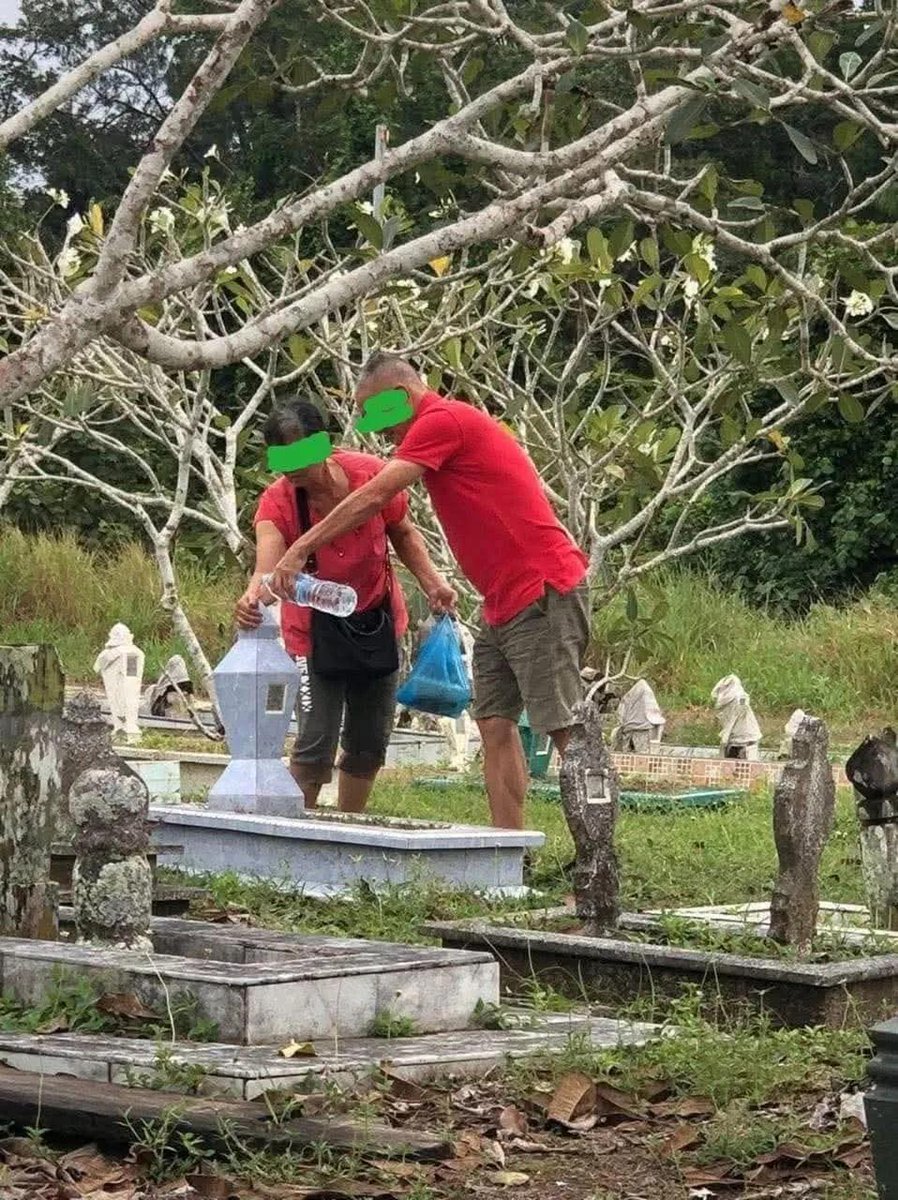 isusemasaviral's tweet photo. Al kisah pagi tadi sewaktu kami menziarahi kubur bapa dan mak kami. Terjumpa sepasang suami istri berbangsa cina menziarahi salah satu kubur disana. Mungkin usia mereka agak² dlm 70an. Beberapa meter saja dari kubur bapa dan mak. https://t.co/qP3KoPyyR2