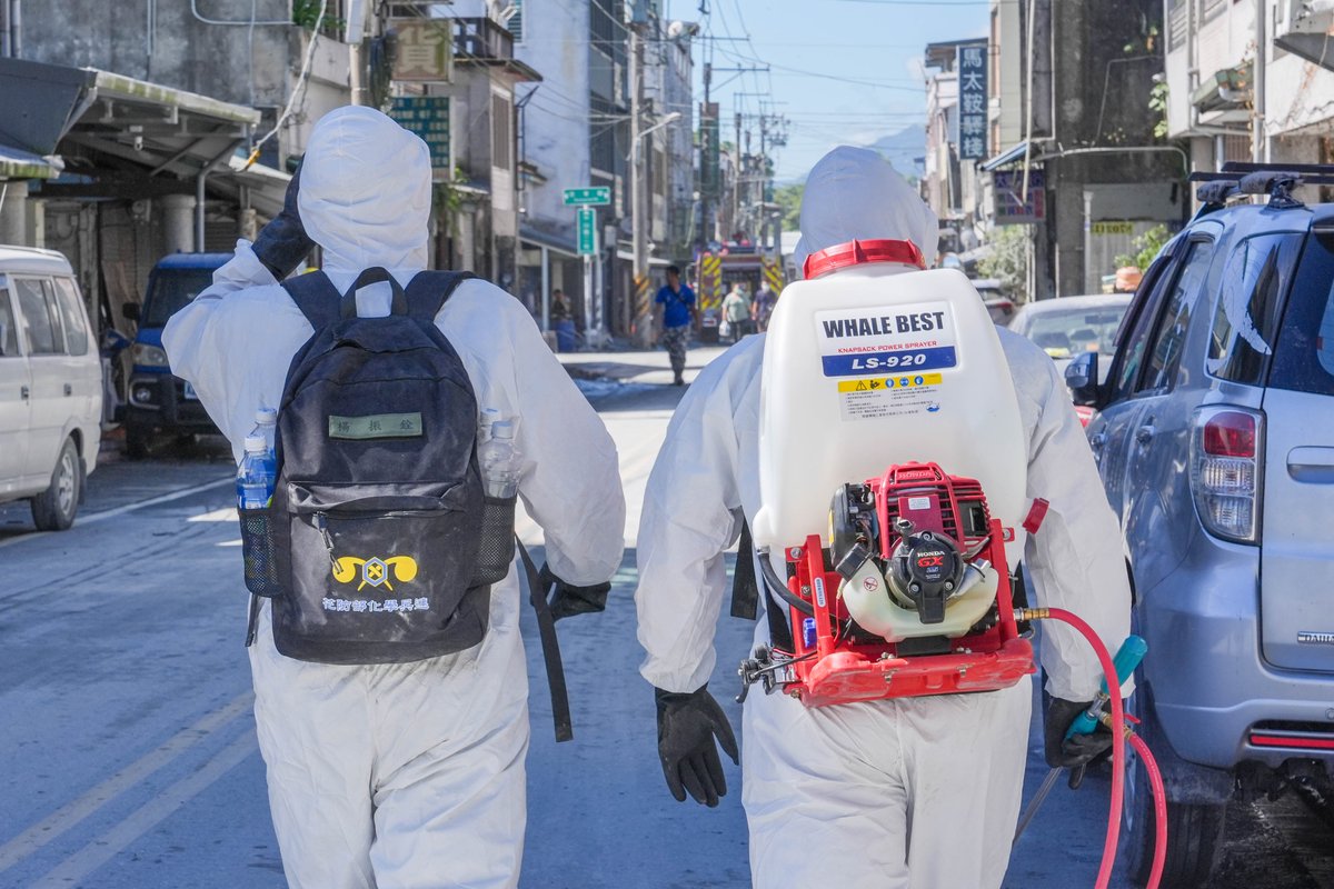 MoNDefense's tweet photo. They devoted their skills and strength to disaster relief. Every drop of sweat, every look of care, is genuine and focused. This is the spirit nurtured by our land, and it is a blessing to call this country home.
#ROCArmedForces #DisasterReliefFirst https://t.co/ODCvelNmx6