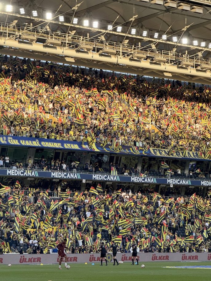 FenerLi_aleXxx's tweet photo. Bugün hem maçı cehenneme çevirelim hem de Gazze’deki zulümü dünyaya duyurmaya devam edelim. Büyük #Fenerbahçe taraftarı zulme sessiz kalmaz. 💛💙
#FenerinMaçıVar 
#FreeGaza #FreePalestine https://t.co/A52lwmEyWc
