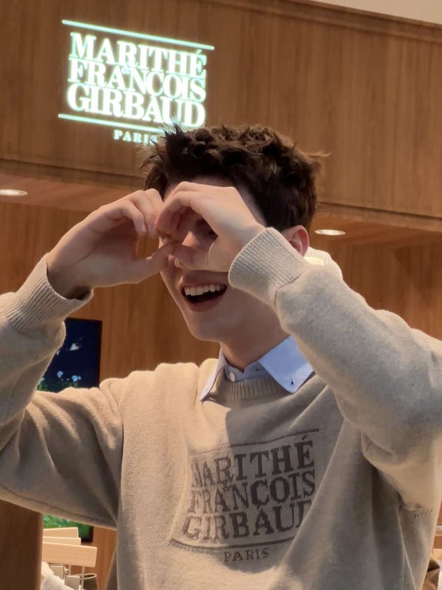 kwamsukkhongmt's tweet photo. ให้ทำโบว์หรั่งบอกนึกว่ากล้องส่องทางไกลจะบ้า51617555556
— #ErwinATLAS ♡◞˚
⋆𐙚₊˚ #MarithexErwinATLAS .ᐟ ˚˖𓍢ִ໋
#MaritheFrancoisGirbaud
#MaritheCentralWorldStore
#ATLASth #ATLAS_th https://t.co/XRr00o66Fj