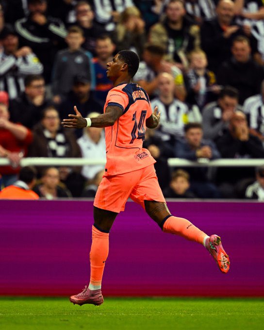 AnabellaMarvy's tweet photo. Why exactly is Rashford not among the free-kick takers?

FC Barcelona has scored 0 free-kick goals in 2025, which is beyond embarrassing.

Rashford has scored more direct free-kicks in his career than any current Barça player. He should to be one of the free-kick takers https://t.co/DyJ399lmtH