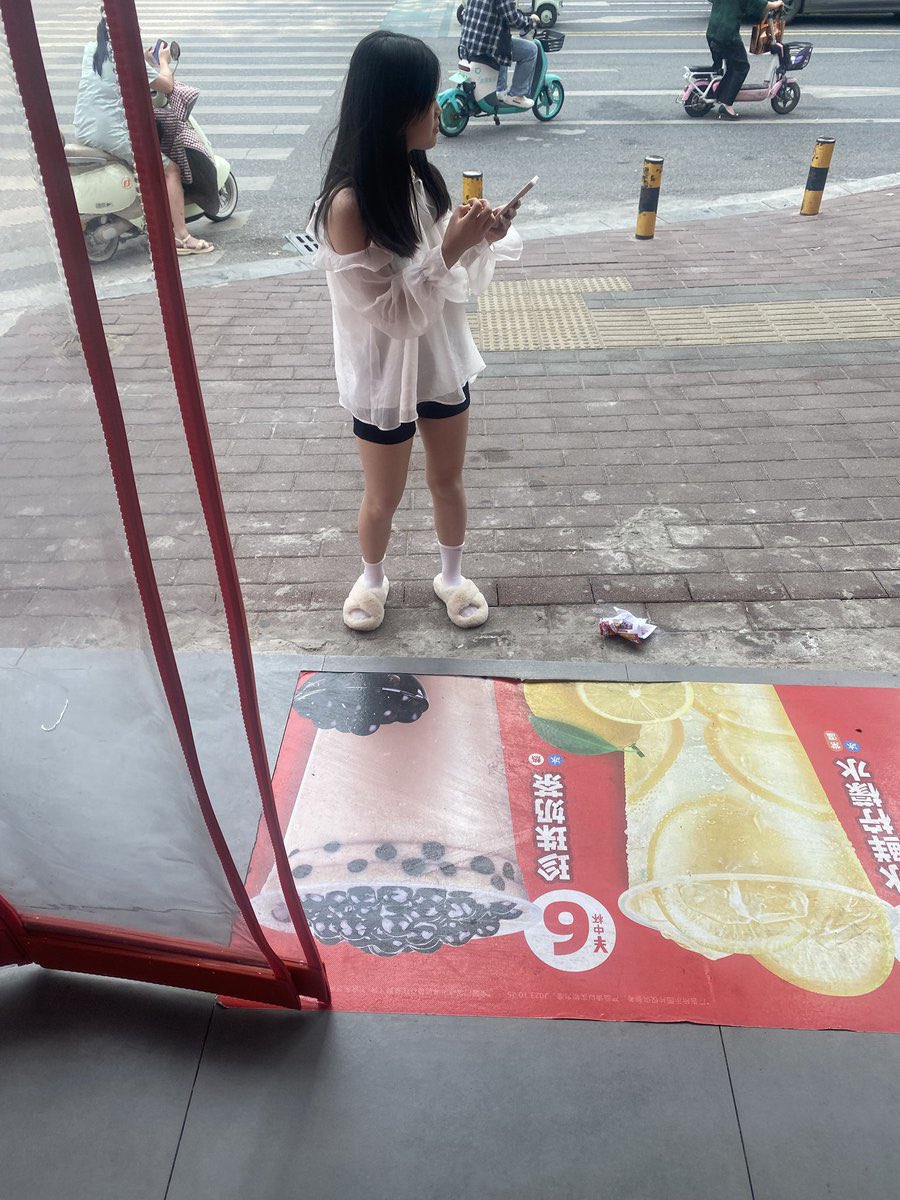 高中小妹妹跟男朋友逛街竟然穿着棉拖鞋，小白袜看着相当诱人，果然跟着男朋友进了出租屋，还把鞋子脱在了门口，直接顺走，味道是相当足，又入手珍藏一双，爽  

 #扫楼 #恋物 #打胶 #恋足 #原味 #Footfetish #Feet #Stockings #Heels #Cumonshoes #Kink #Fetish #丝袜 #高跟鞋 #恋足 #原味 #玩鞋 #恋物