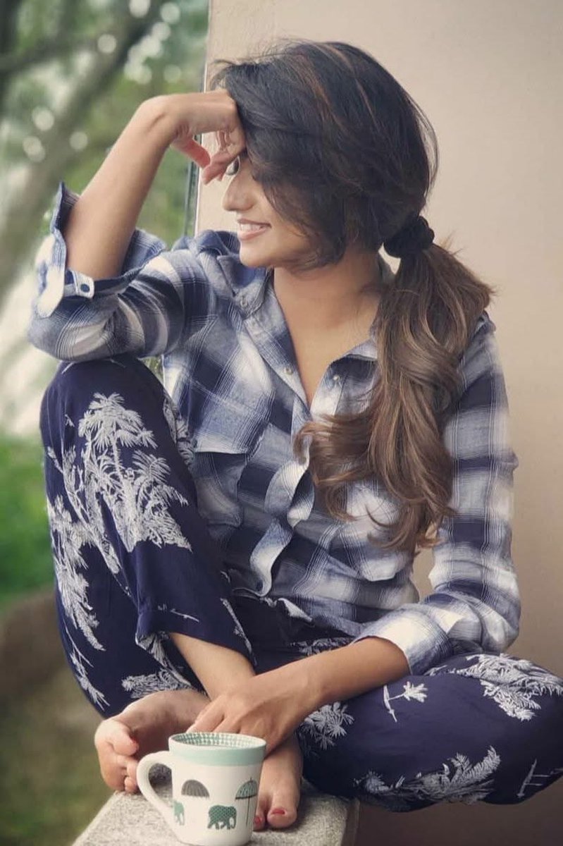 Sosyal medyada gezinirken aklıma geldi; dolapta şekerpare var ara verince gidip yiyecem diye düşündüm. Oturma odasında otururken; kalkınca gidip o tatlıyı yiyecem dedim
Nihayet mutfağa gittim dolabı açtım, tatlı yok, kim yedi bilmiyorum, bilip arıza da çıkarmak istemiyorum:((