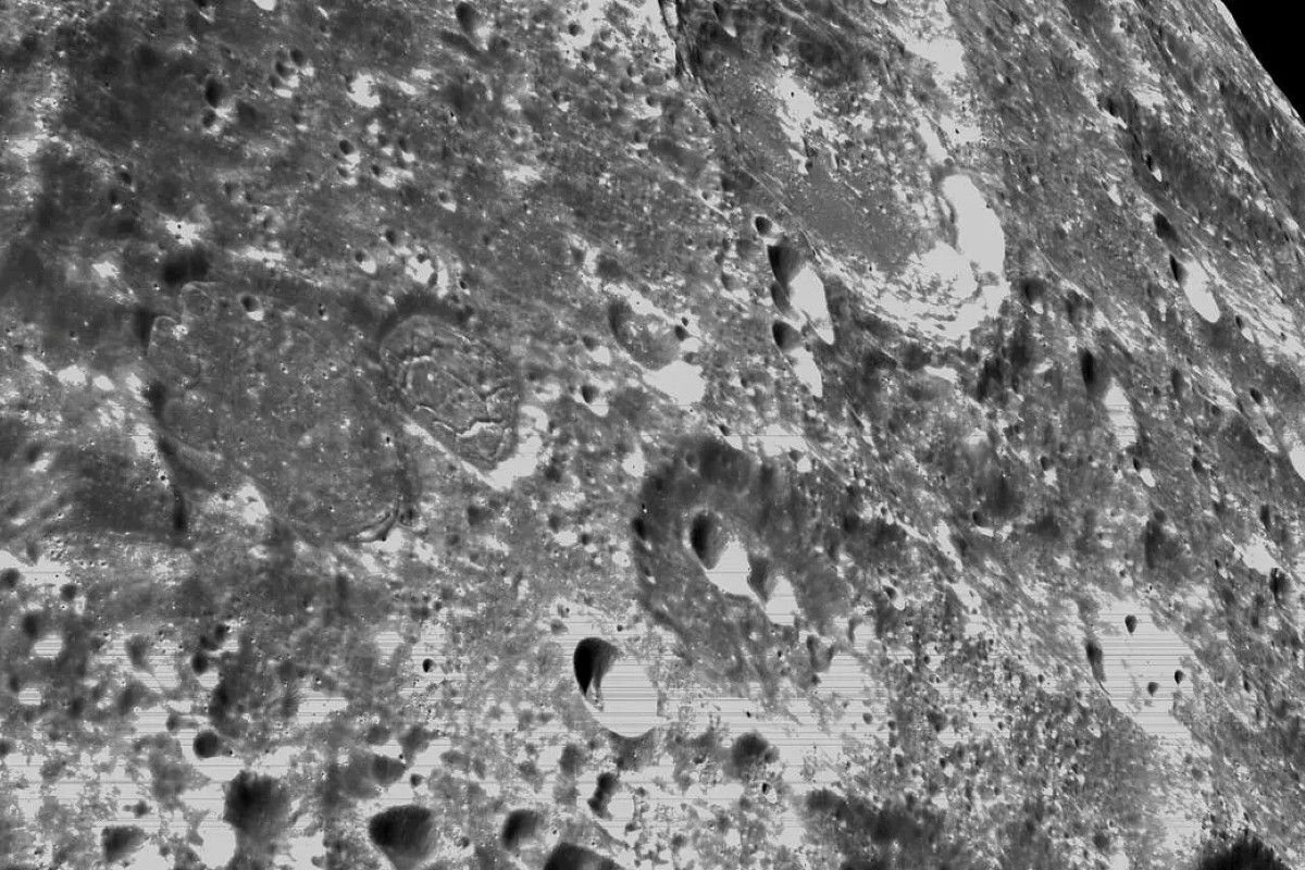 phonandroid's tweet photo. Et si un gigantesque astéroïde était à l’origine des deux visages de la Lune ? Voici ce que révèle cette récente étude -  https://t.co/DkcqCRMn0l https://t.co/OSQXnmUMYz