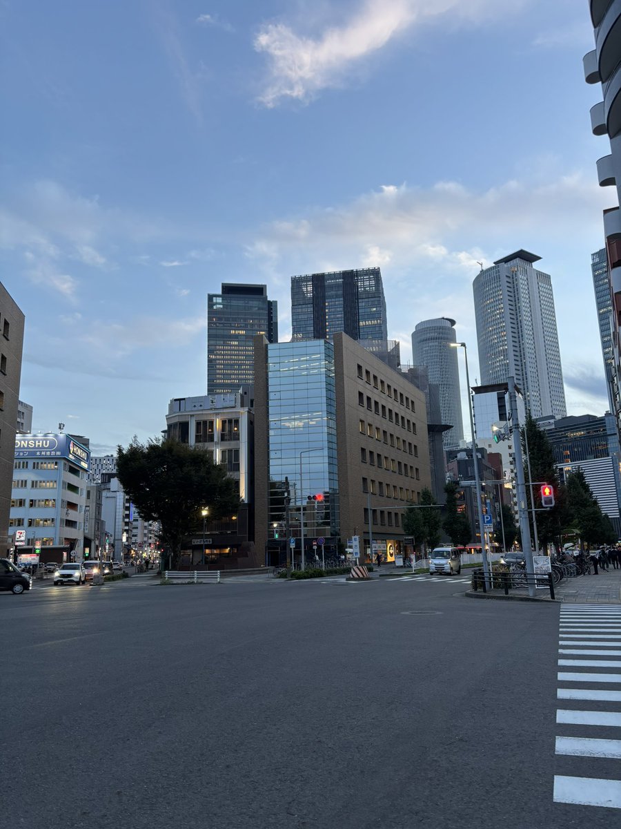 oharan516's tweet photo. ZeppNagoyaまで走る走る走る〜💨

しおりん以外のももクロメンバー眼にするの何年ぶりだろ…💛💜 https://t.co/7UXEuDxidj