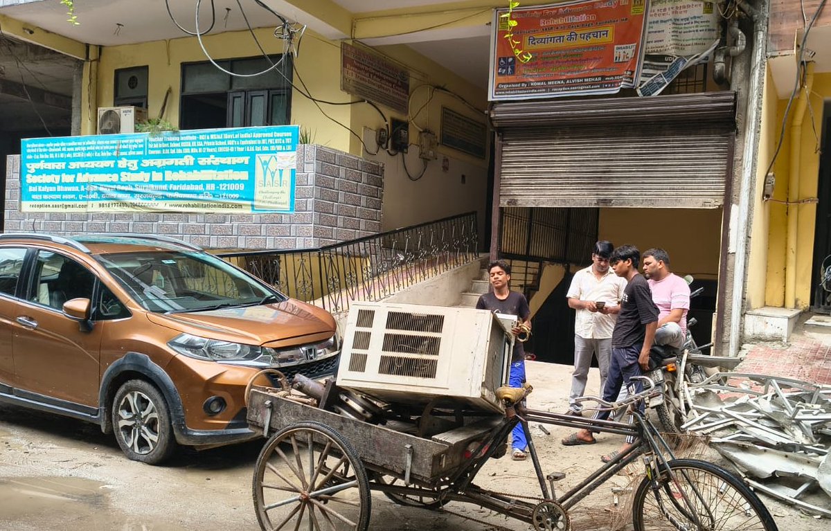SASRIndia's tweet photo. 01-Oct-2025:  Last day of #SwachhtaPakhwada, our teacher training unit actively took part in “Ek Ghanta Shramdan” by  cleaning the library, lecture halls, staff rooms, hallways &amp; the various facilities at the premise.  Here’s us taking action towards a cleaner &amp; healthier campus! https://t.co/afzGG74x4Y