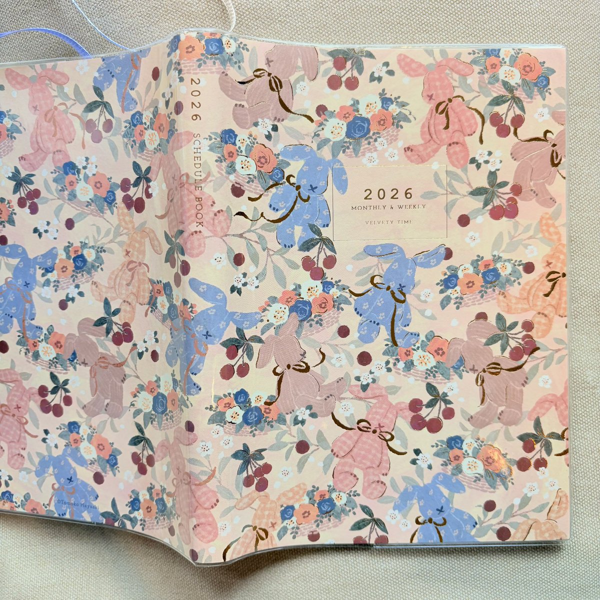 tomokogallery's tweet photo. 2026年のVelvety timeスケジュール手帳、厚めのウィークリー版から、うさぎのぬいぐるみ&amp;チェリー🍒。
月間ページのあとに、週ごとに予定や日記を書けるページがついていて、色々たくさん書きたい人におすすめです☺️ https://t.co/Qyin1FDsNu