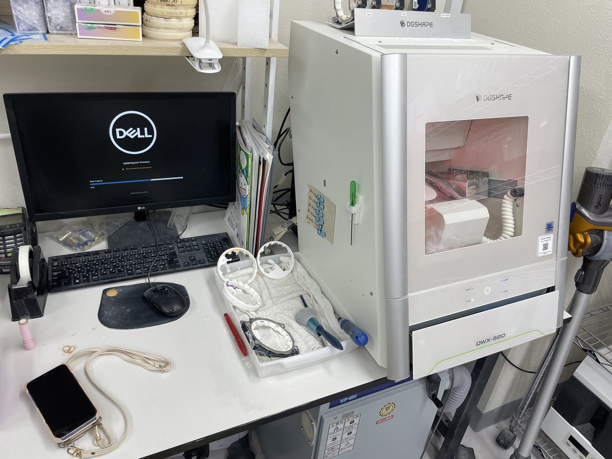 RadiantSmile6's tweet photo. 削ってる途中なのに勝手にPCが再起動して加工機とまったんだけど https://t.co/utbzVrNsuK