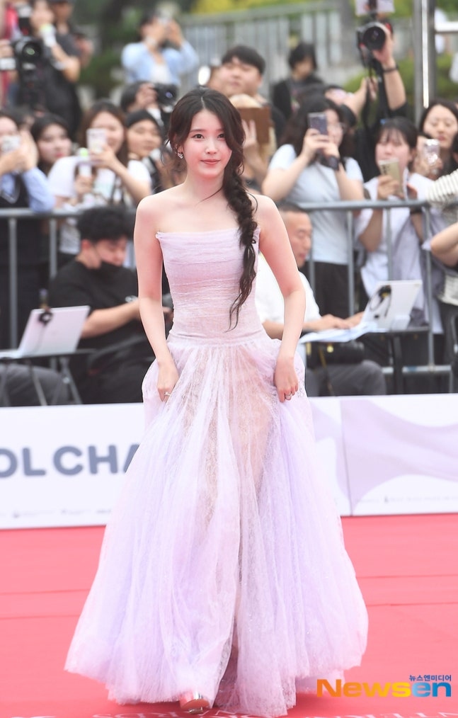Kstyle_news's tweet photo. 【PHOTO】IU「ソウルドラマアワード2025」レッドカーペットに登場
https://t.co/O1v6rCiDDr

#IU #ソウルドラマアワード #SDA2025 https://t.co/agQRnE5dWC